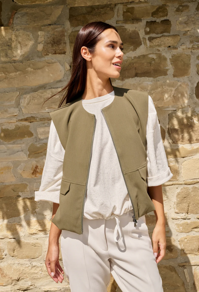 Sleeveless woven jacket in green