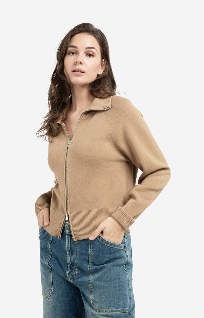 Knitted cardigan with zipper and collar