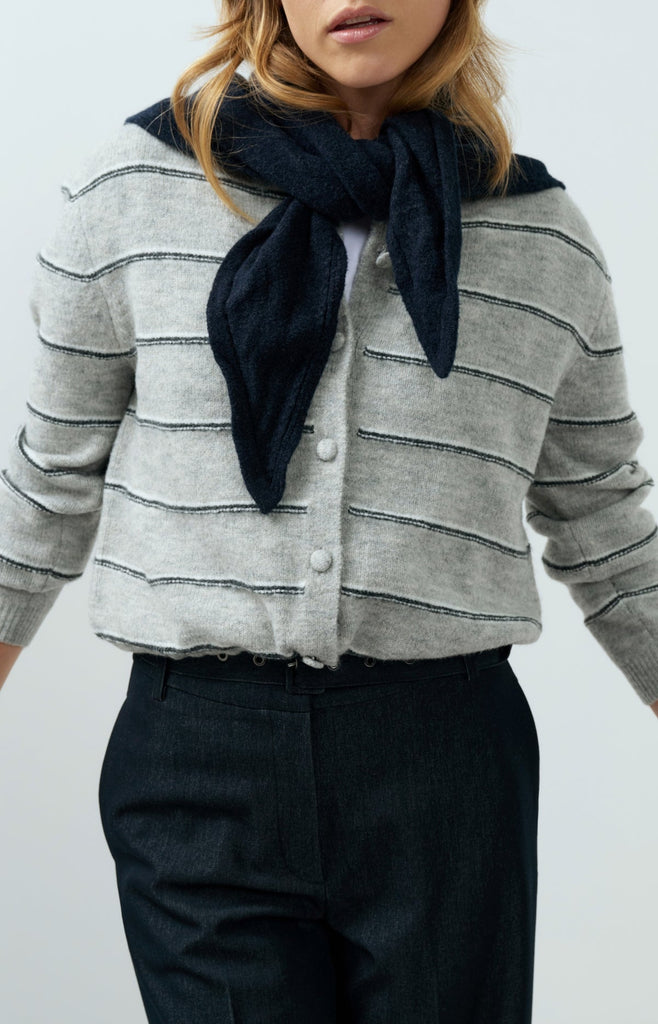 Knitted triangle scarf - Grey