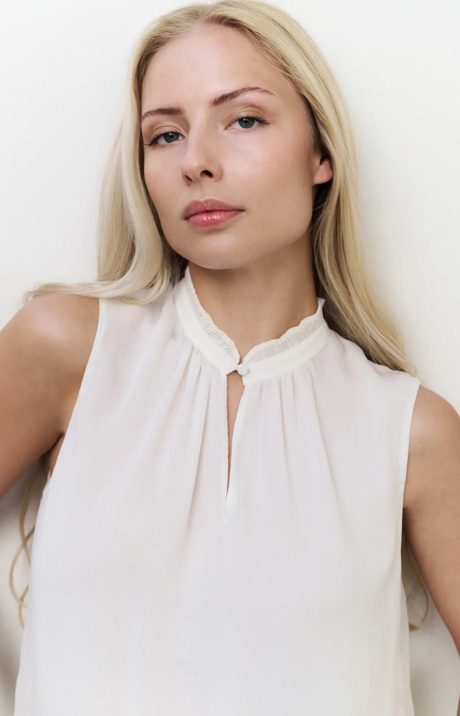 Sleeveless ruffled collar top Off White