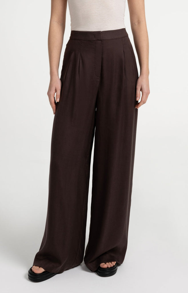 Trousers with wide legs